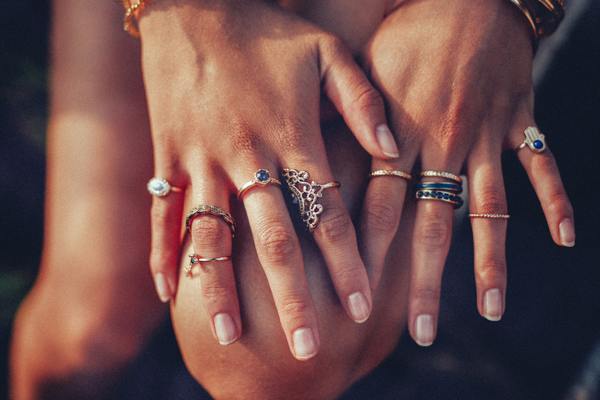 gyűrűk az ujjakon 