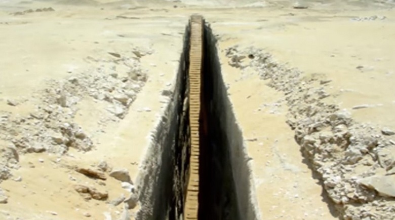 Az egyiptomi Giza-fennsík alatt lépcső található a föld alatt és más tárgyak