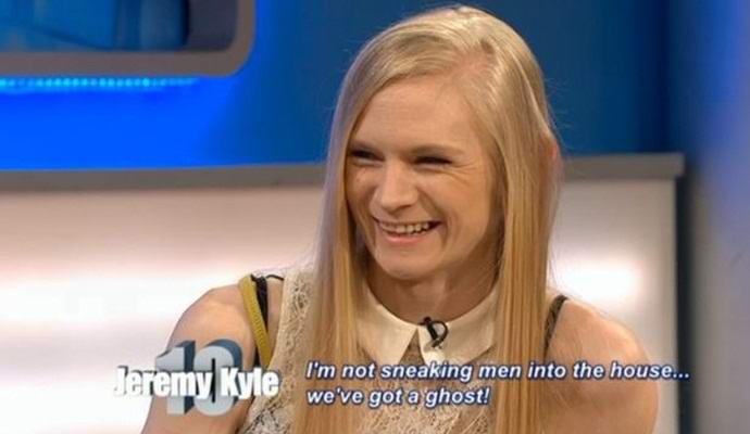 Az árulás gyanúja szerint a brit a szellemet hibáztatja