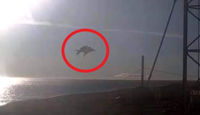 Az alaszkai időjárási webkamera egy azonosítatlan objektumot rögzít, amely hatalmas halakra hasonlít