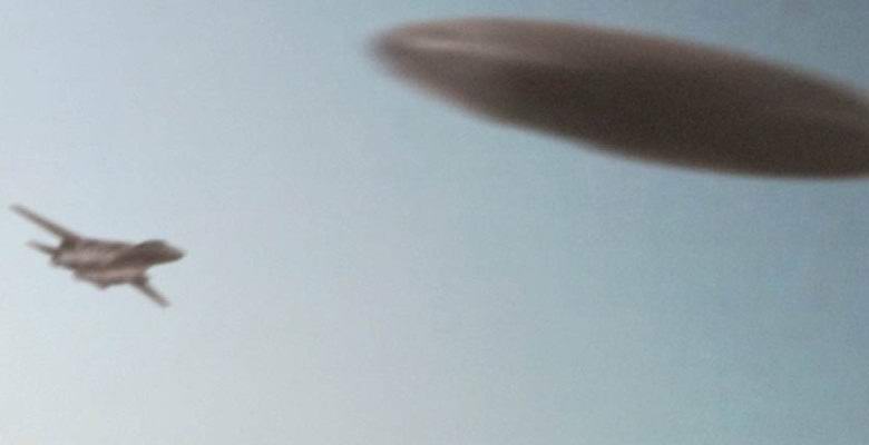 A harcos üldözése egy UFO-val videofilmen forgatva