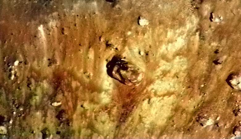 Egy tartályszerű tárgyat találtak a hold műholdas fotóján