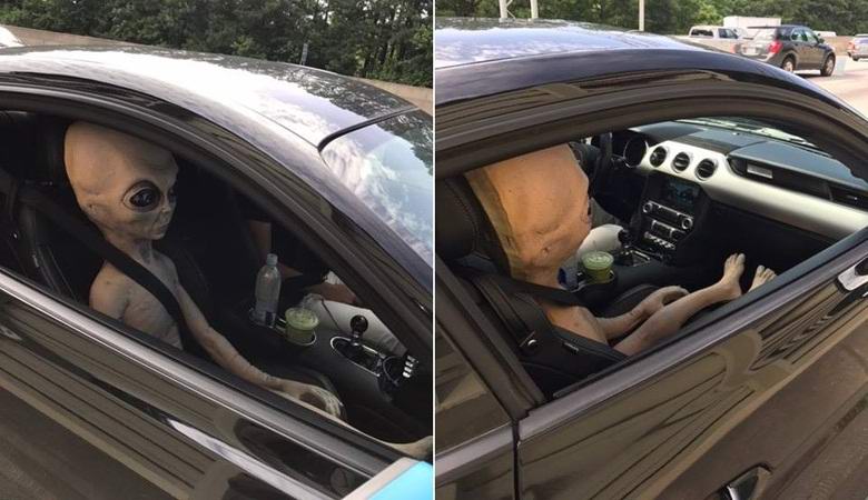 A rendőr megállította az autót egy idegen belsejében