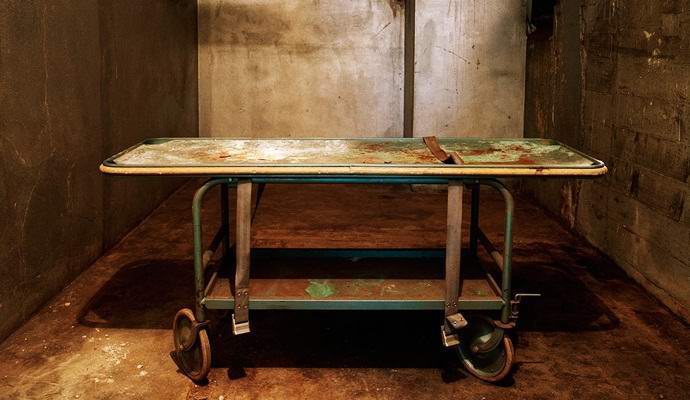 A Poltergeist egy kórházban egy hordágyra koppant