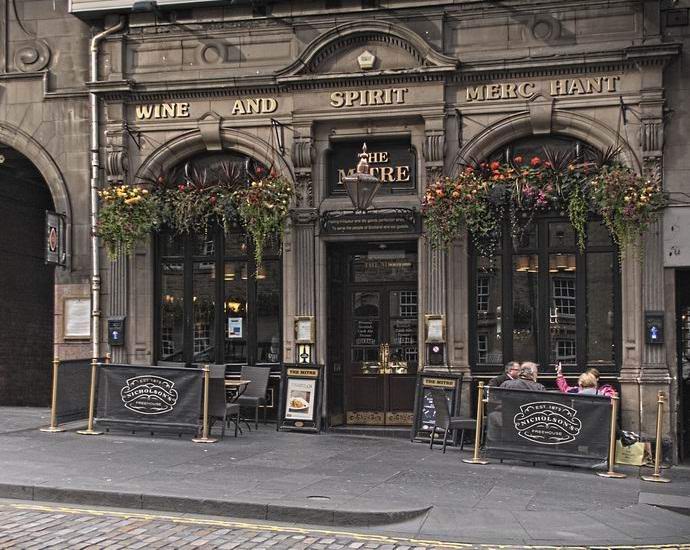 Meglepően világos fénykép kapott egy kísérteties lányról.