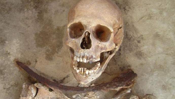 A lengyelek felfedezték a sírt