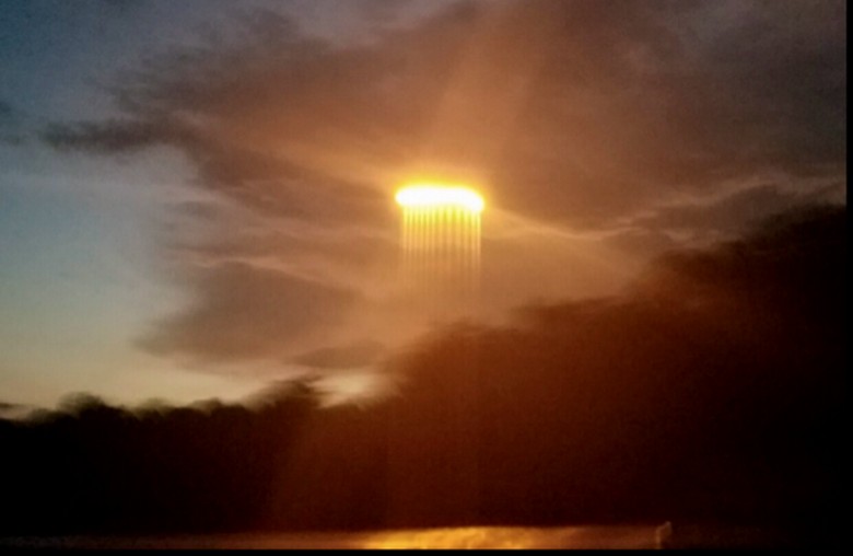 Egy csodálatos égi anomália fényképezett a Missouri-folyó felett