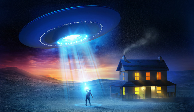 Az UFO-kkal való találkozás után a brit attól tart, hogy az idegenek elrabolják őt