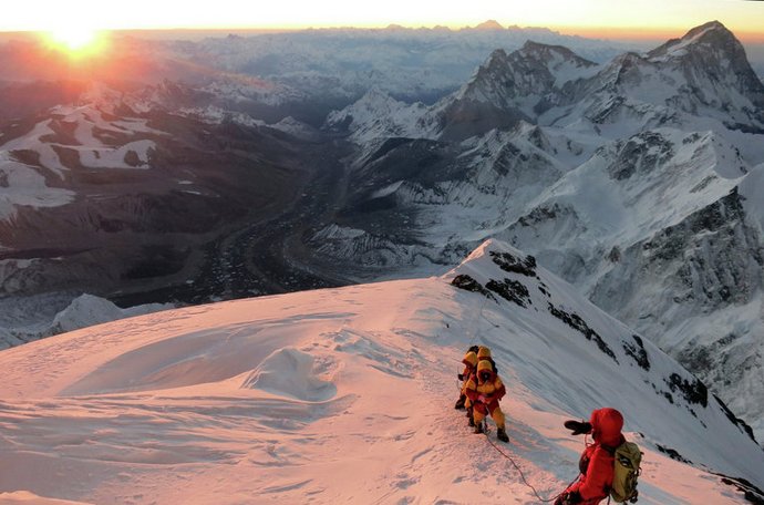 A nepáli földrengés után a Mount Everest visszaesett
