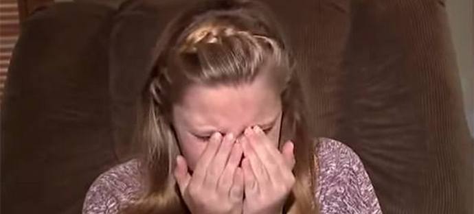 Állandóan tüsszentő lány