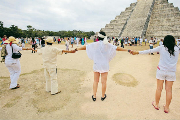 December 21-én a világ minden tájáról érkeztek az emberiség halálának epicentruma (Mexikóba). További itt.