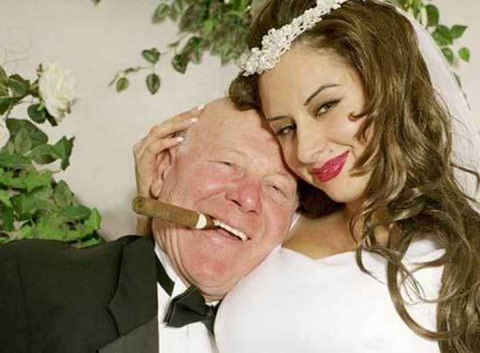 Egy idős milliomos feleségül vette unokáját.