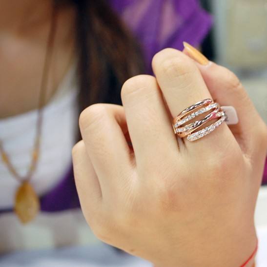 jelek a mutatóujj gyűrűjéről 