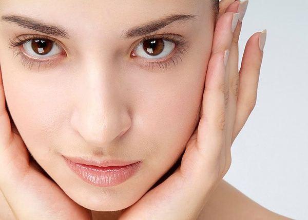 az arca a fülekkel együtt ég 