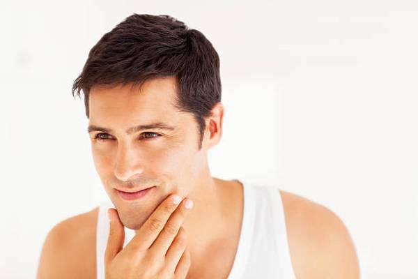 a férfiaknál az állon lévő pattanás jel 