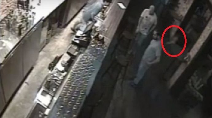 A Ghost kínai bárba nézett