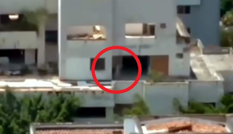 Egy kísérteties alak felvillant az épületben éppen azelőtt, hogy lebontották.