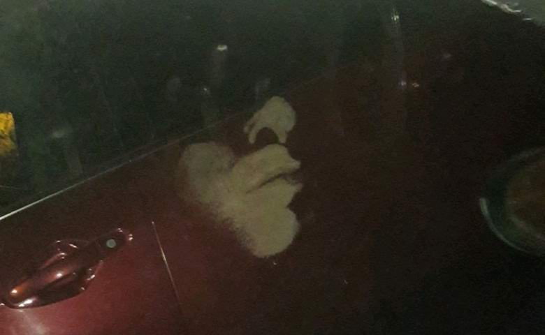 Arcok és tenyér kísérteties nyomatok jelentek meg az autóban