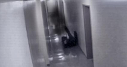 Az árnyék szellem egy lábát húzta az embert