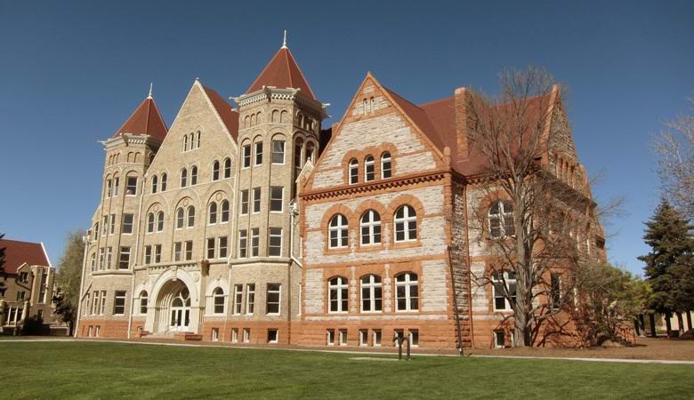 A lány szelleme elfoglalt az egyetem ablakon