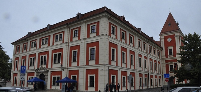 A szellem ékszerét keresi