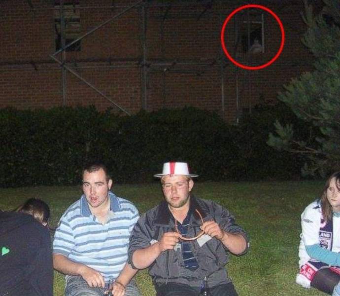 A szellem figyelte, hogy a fiatalok pihennek