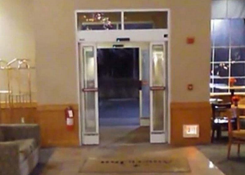 A szellem kinyitja és bezárja a szálloda bejárati ajtóit