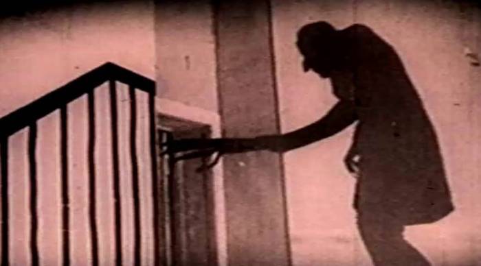 Egy kísértet kísért egy nőt