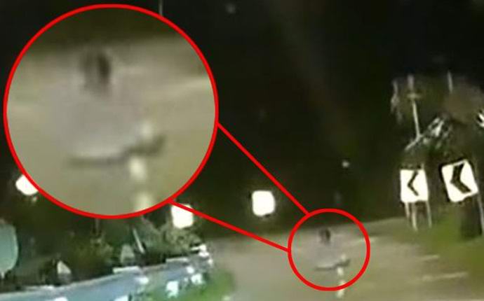 A szellem lótusz helyzetben ül az éjszakai úton