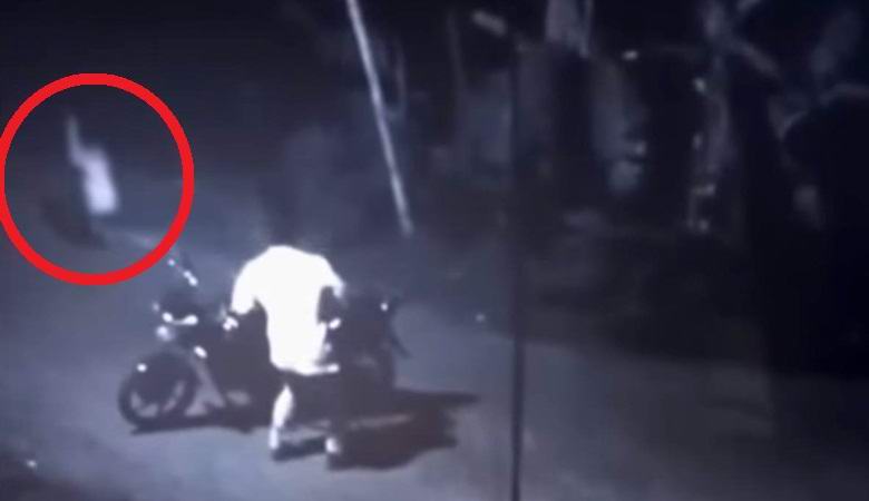 Az úton lévő nő szelleme megijesztette a motorosokat