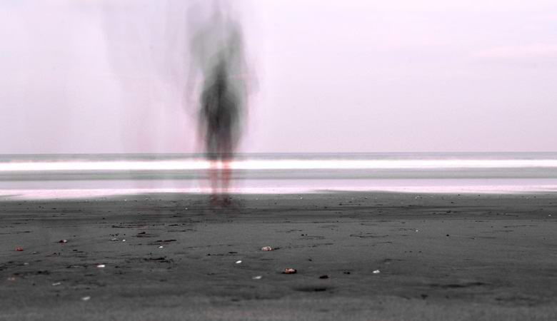 A szellemek a tengerparton eltalálják a kamera lencséjét