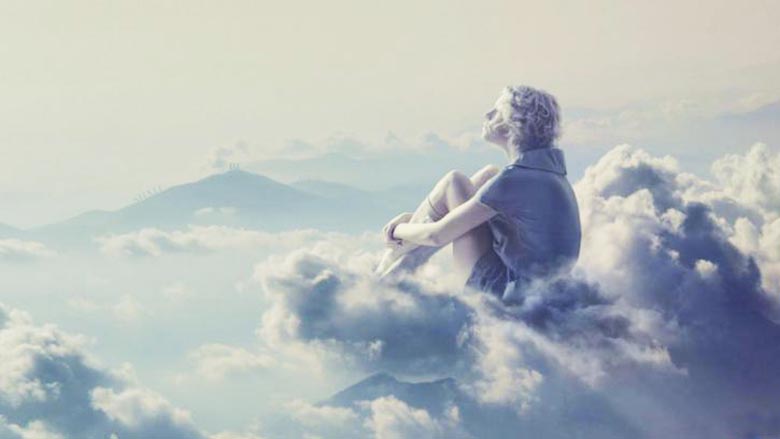 A felhőkön sétáló emberi alak belekerült a videóba