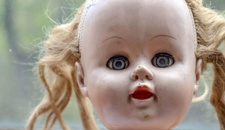 Az átkozott baba megfordítja a fejét, pislog és beszélt
