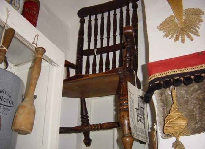 Az átkozott szék megöl mindenkit, aki rajta ül.