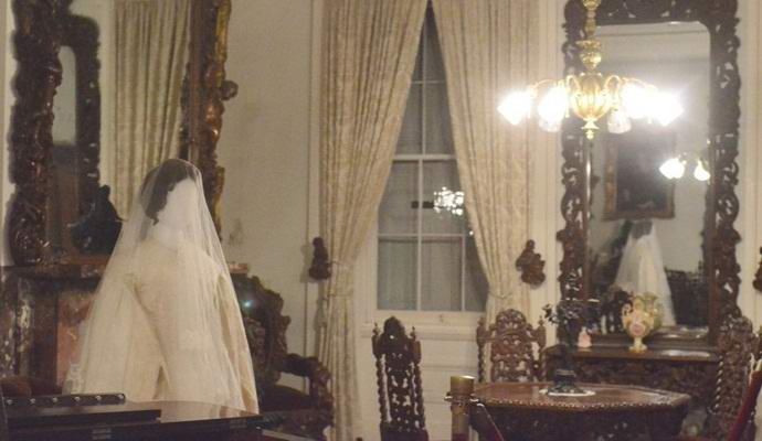 Az átkozott ruha életre kel, és önmagában mozog