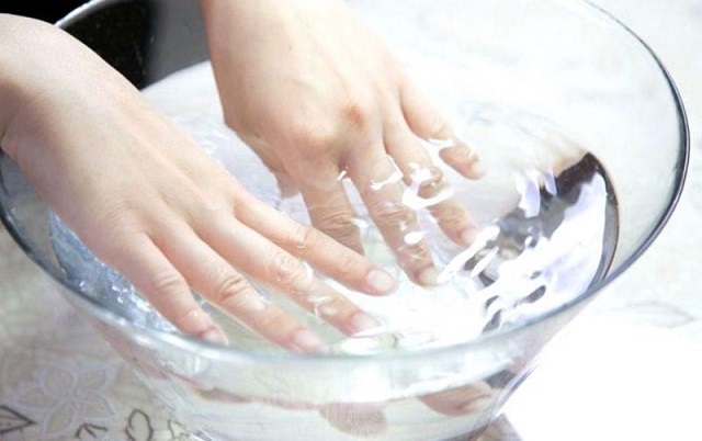 Tesztelje szívét úgy, hogy 30 másodpercre engedi le a kezét hideg vízben.