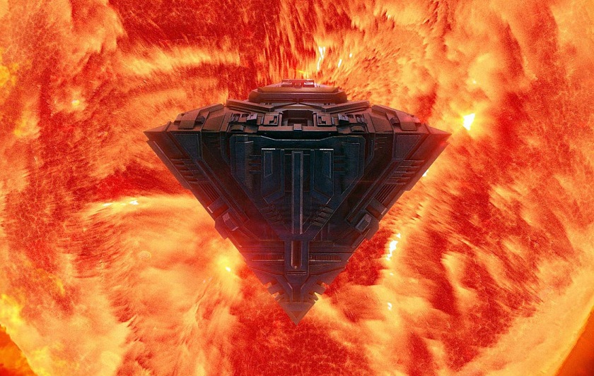 Egy hatalmas hajó repült egyenesen a napfénytől.