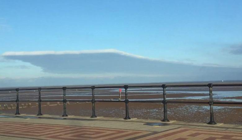 A téglalap alakú felhőt ismét észreveszik a föld felett