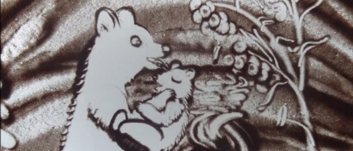 A pszichológus a homokba festve gyógyítja a gyerekeket