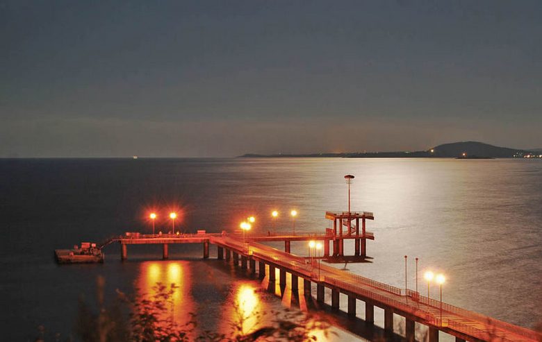 Egy pulzáló tárgy az éjszakai égbolton a Fekete-tenger felett