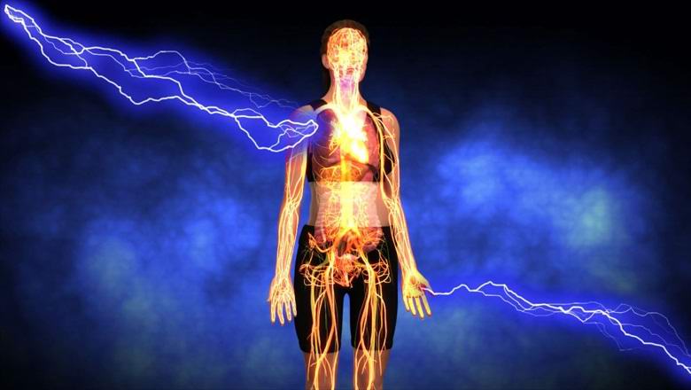 Az utazó elfogta a villámot, amely ütött rá.