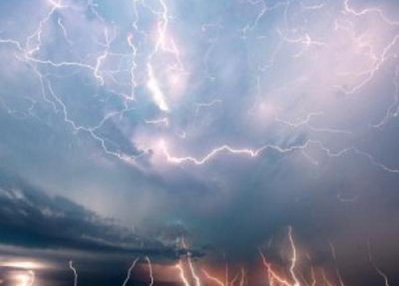 Egy fülsiketítő robbanás történt, és ... az éjszaka nappá vált