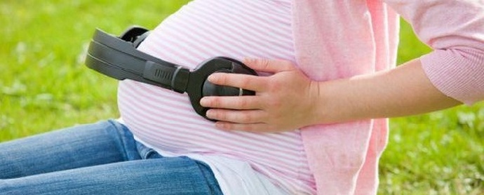 A méhben a baba kezét tapsolja