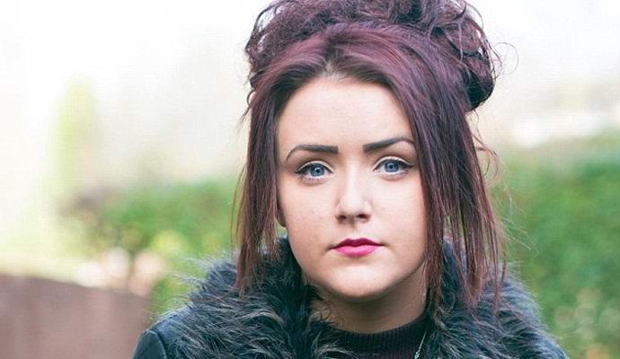 Egy ritka betegség miatt egy brit nő vérzik a szeméből és a füléből.