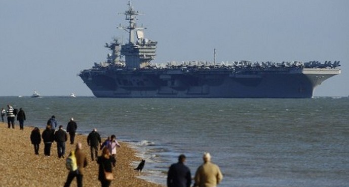 Az orosz tengeralattjárók rémülettel menekültek a legerősebb amerikai repülőgép-hordozóról