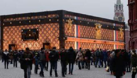 Az oroszokat felháborítja a mellkas megjelenése a Vörös téren.