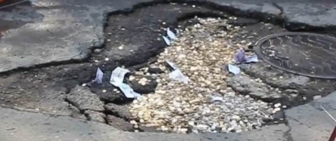 Az oroszok pénzzel bombáztak a gödörbe