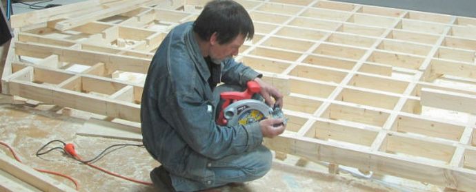 Egy orosz épít egy bárkát az árvíz alatt megmentésre