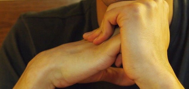 Az emberi kéz primitívebb, mint a csimpánz kéz