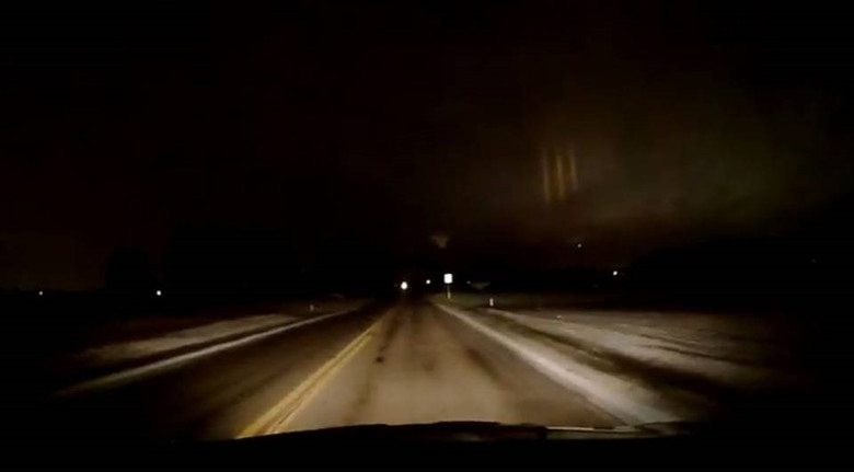 Három világos oszlop esett az éjszakai égboltról